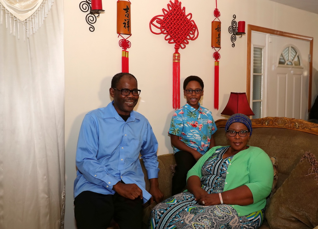 9月25日，在美國芝加哥，卡亞·恩朱比與父母接受新華社記者採訪。