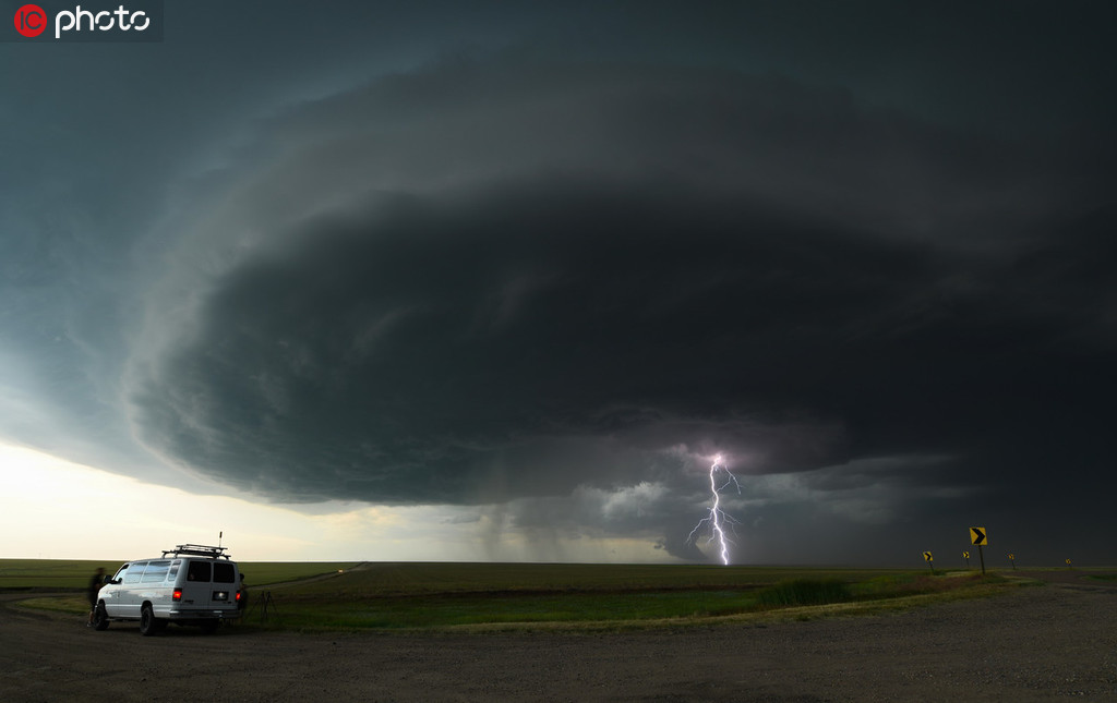 美攝影師冒險拍攝龍卷風 漩渦狀雲層下閃過數道閃電【6】