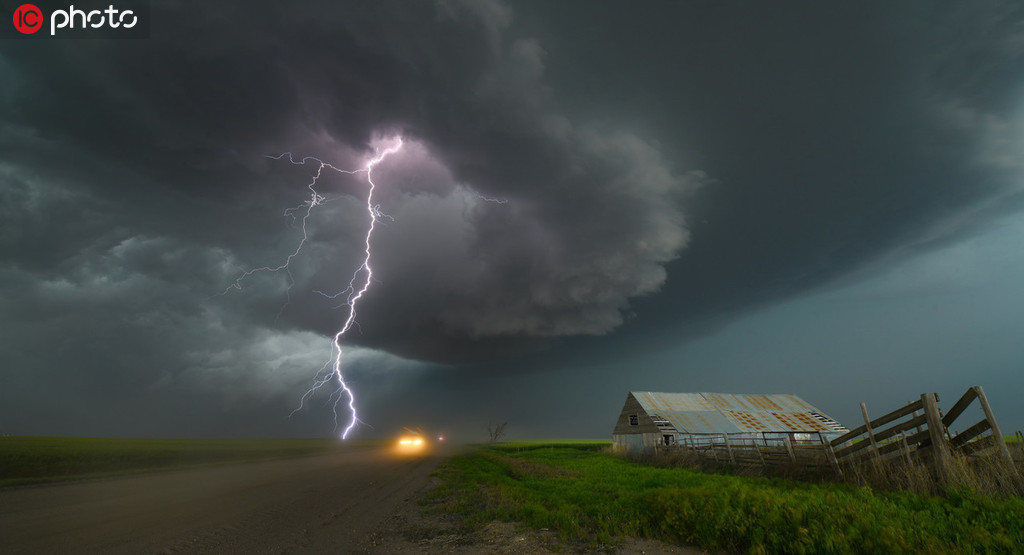美攝影師冒險拍攝龍卷風 漩渦狀雲層下閃過數道閃電【2】