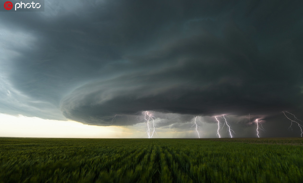 美攝影師冒險拍攝龍卷風 漩渦狀雲層下閃過數道閃電