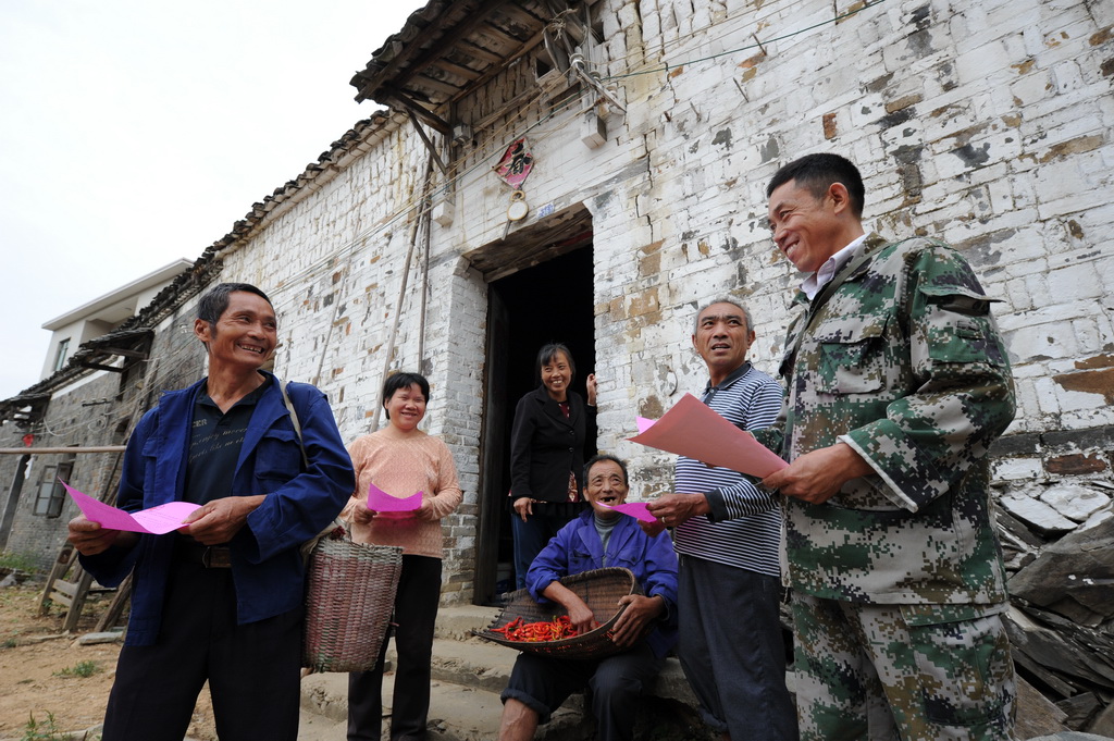 10月16日，皮海雲（右一）在江西新干桃溪鄉連坑村小組向村民宣傳森林防火知識。