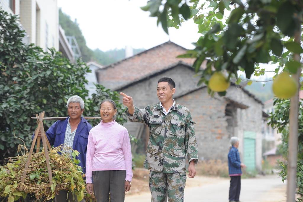 10月16日，皮海雲（前右一）在江西新干桃溪鄉連坑村小組與村民交流。