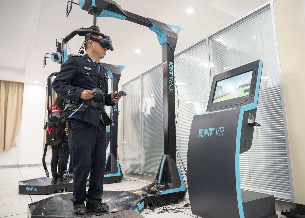 10月16日，在国家危险化学品应急救援（实训）濮阳基地，工作人员演示VR模拟救援演练系统。