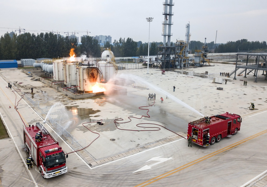 10月16日，在国家危险化学品应急救援（实训）濮阳基地，消防学员在储罐真火实训区进行实战演练（无人机拍摄）。
