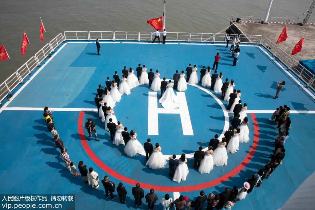 遠望號船隊工作者舉行集體婚禮 24對航天伉儷喜結良緣