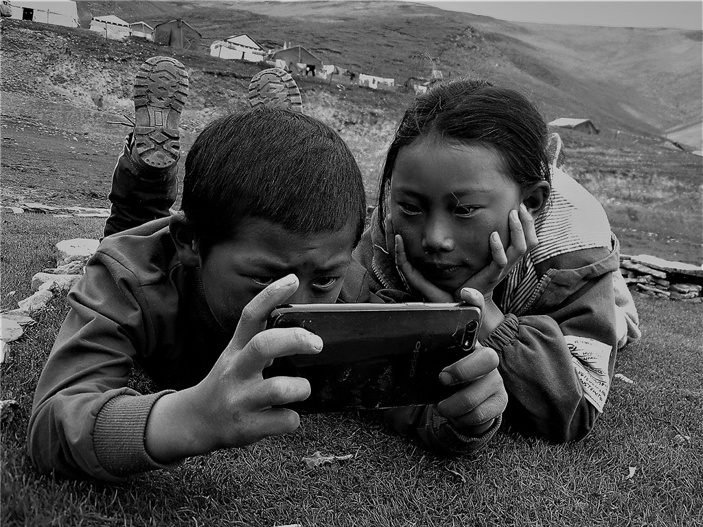《愛不釋手》攝影：措拉毛F（藏族）光影助學工程六校區高中二年級