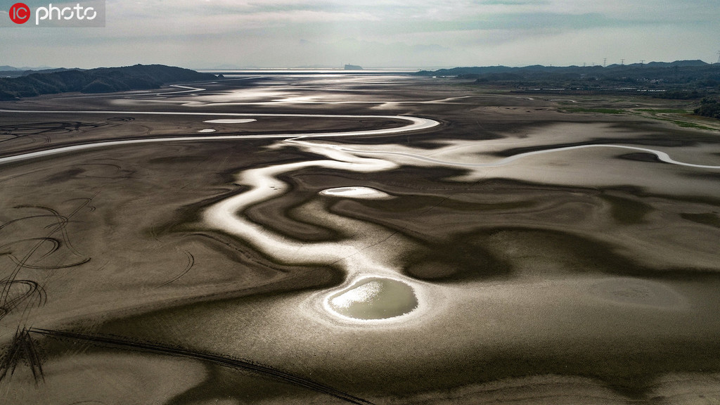 10月21日無人機拍攝的鄱陽湖裸露的湖口水域湖灘。