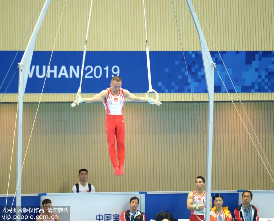 10月21日，中國隊選手肖若騰正在進行吊環項目的比賽。