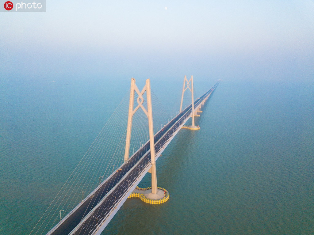 嵌有“中國結”的全橋最高青州橋塔如同海上的燈塔指引行船。目寒/攝