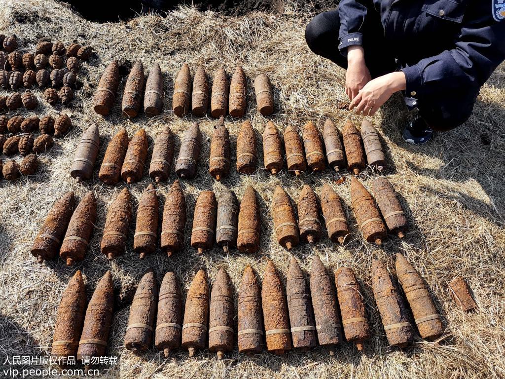 10月20日，內蒙古，銷毀彈藥現場。