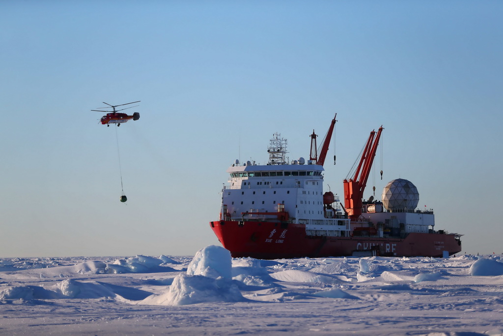“雪龍”號在南極中山站附近海冰上卸貨（2018年12月4日攝）。新華社記者 劉詩平