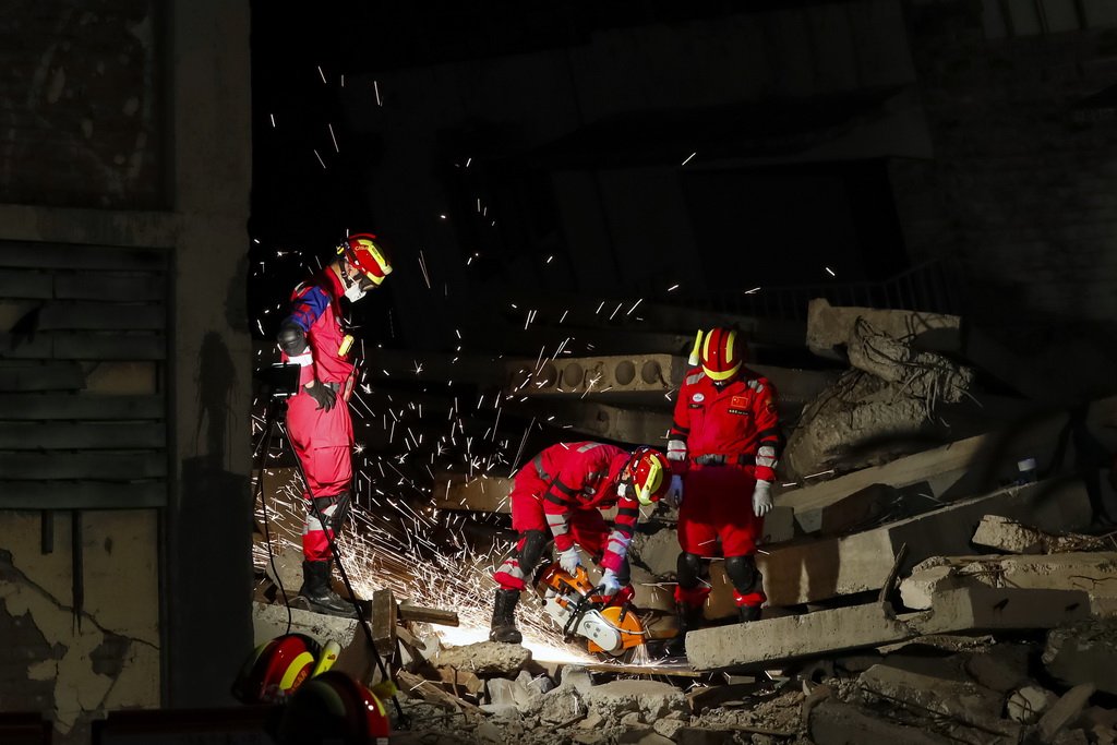 10月21日晚，中國國際救援隊在位於北京的國家地震緊急救援訓練基地進行地震搜救演練，這是隊員在“地震現場”破拆營救通道。
