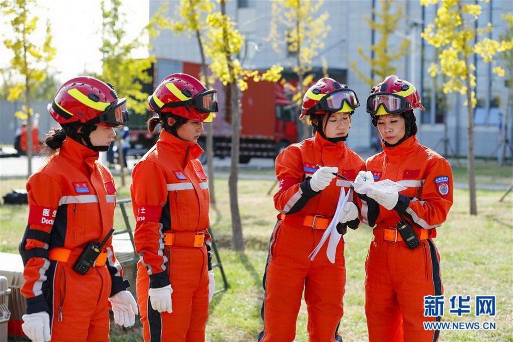 10月21日，中國救援隊在北京市消防救援總隊大興訓練基地進行地震搜救演練，這是隊員在演練中。新華社記者 沈伯韓 攝