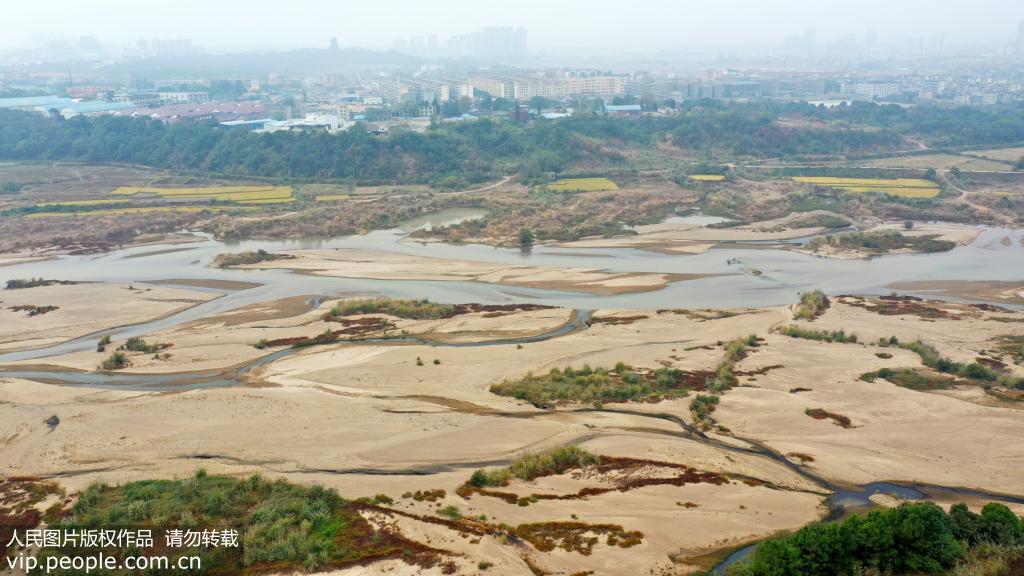 2019年10月24日，在江西省吉安市永豐縣恩江佐龍鄉段，江面因低水位露出大面積河床。