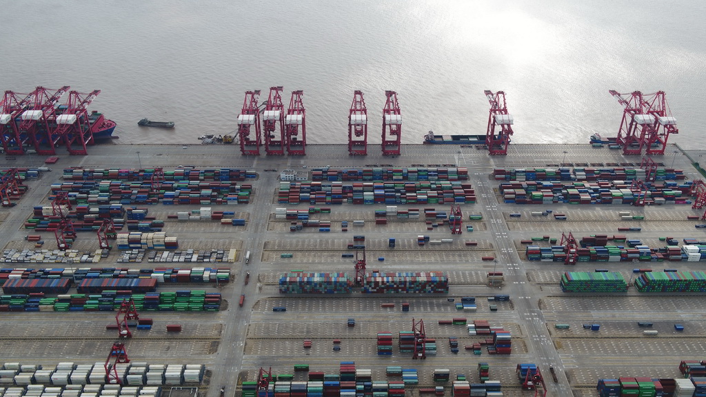 10月16日無人機拍攝的上海洋山深水港。 新華社記者 丁汀 攝