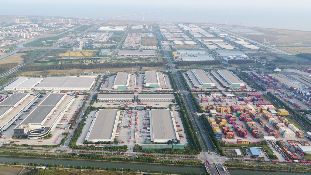 10月24日無人機拍攝的中國（上海）自由貿易試驗區臨港新片區一角。新華社記者 丁汀 攝
