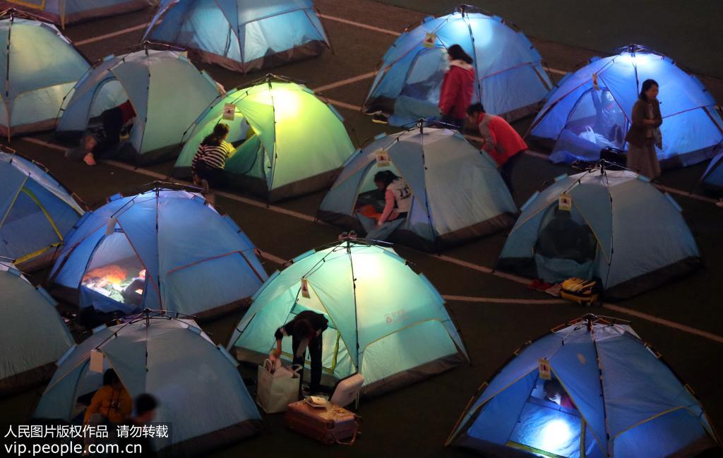 江蘇蘇州：小學生體驗操場露營