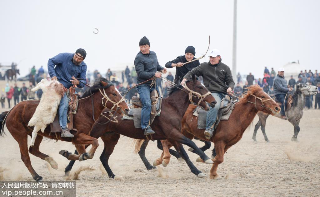 10月27日，哈薩克族牧民在進行叼羊比賽。