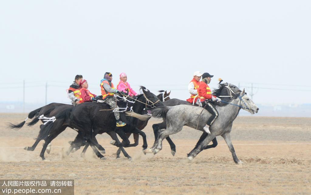 10月27日，哈薩克族牧民在進行賽馬比賽。 