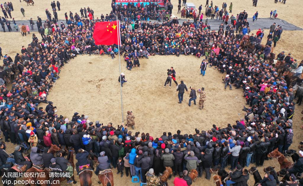 10月27日，哈薩克族牧民在進行摔跤比賽。