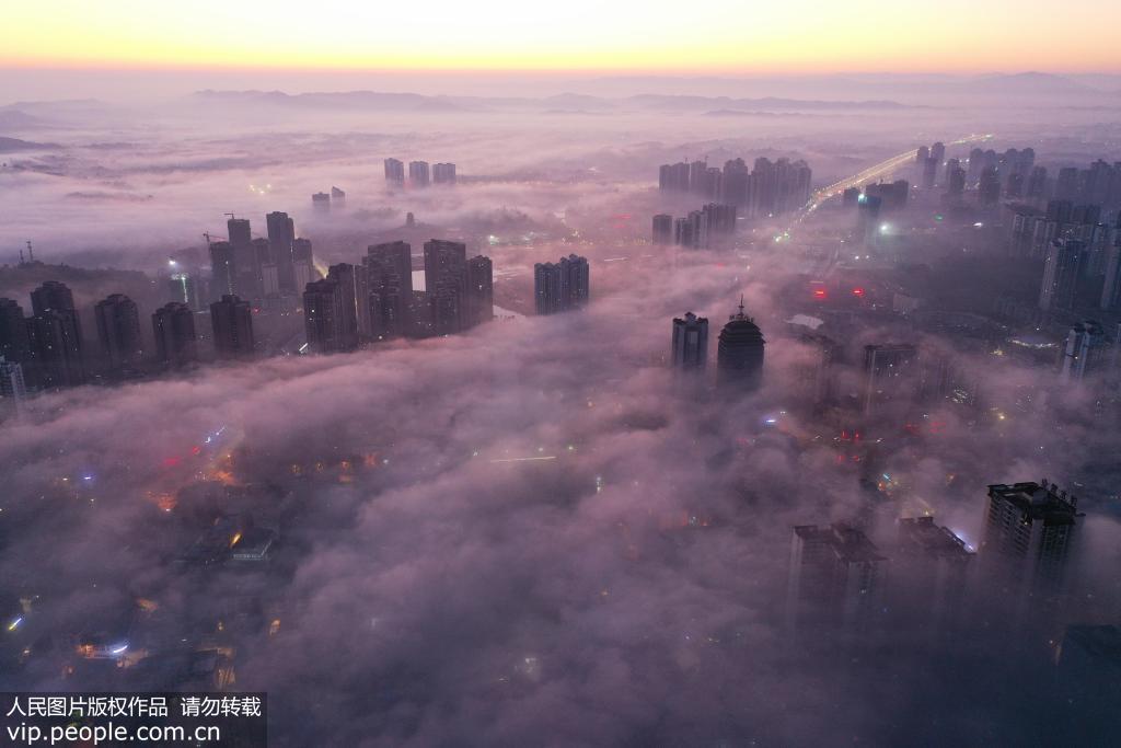 重慶市大足城區出現平流霧景觀