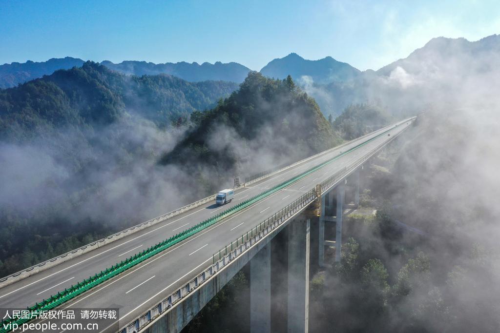 10月29日，龍山縣紅岩溪鎮，車輛行駛在龍永高速公路紅岩溪特大橋上，美麗如仙境。