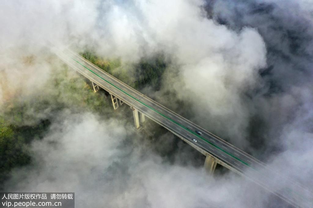 10月29日，龍山縣紅岩溪鎮，車輛行駛在龍永高速公路紅岩溪特大橋上，美麗如仙境。