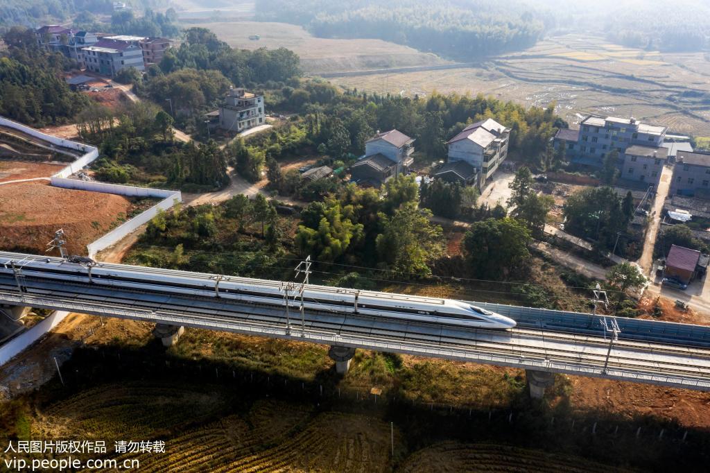 11月1日，一輛南昌西站開往贛州西站的G55301次聯調聯試列車(試運行列車)從新干東站駛出。