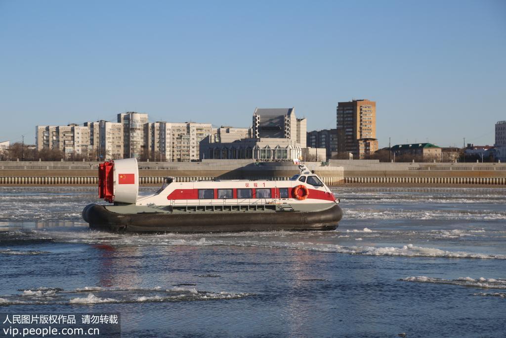 中俄界江黑龍江黑河口岸進入流冰期恢復氣墊船運輸