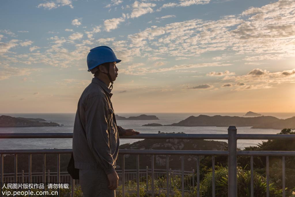 2019年11月1日，楊克銀深情地注視著這座生活工作的小島——南麂島。