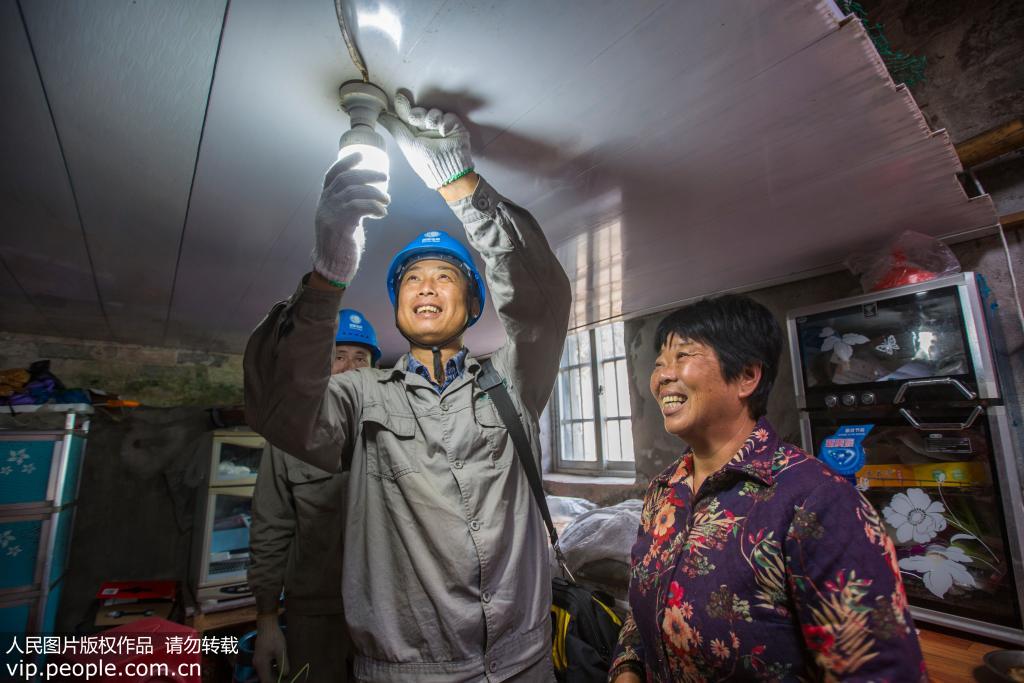 2019年11月2日，浙江南麂島，楊克銀正在為島上居民維修電燈。