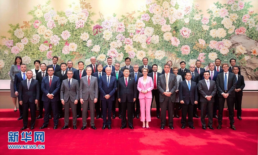 11月5日，第二屆中國國際進口博覽會在上海國家會展中心開幕。國家主席習近平出席開幕式並發表題為《開放合作 命運與共》的主旨演講。這是開幕式前，習近平親切會見世界500強企業家代表。　新華社記者李濤攝