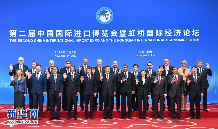 11月5日，第二屆中國國際進口博覽會在上海國家會展中心開幕。國家主席習近平出席開幕式並發表題為《開放合作 命運與共》的主旨演講。這是開幕式前，習近平同外方領導人集體合影。　新華社記者謝環馳攝