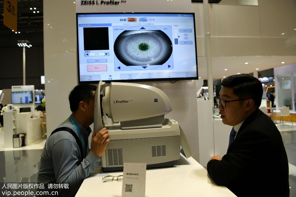 11月6日，第二屆中國國際進口博覽會現場，觀眾在體驗先進醫療設備。