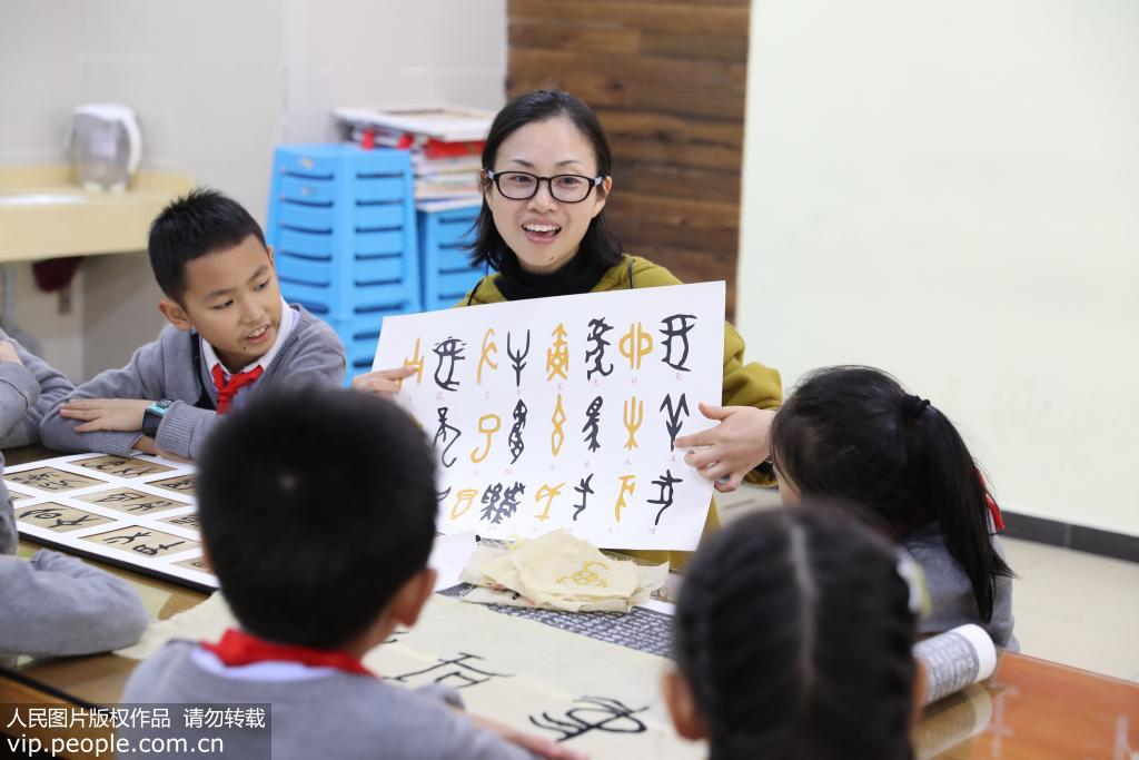 11月7日，重慶沙坪壩小學，學生正在學習甲骨文。 