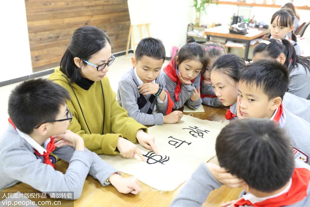 11月7日，重慶沙坪壩小學，學生正在學習甲骨文。 