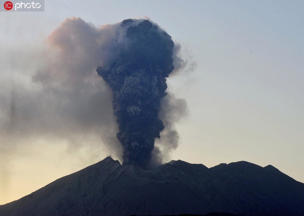 日本樱岛火山剧烈喷发 火山灰喷射高度达5500米