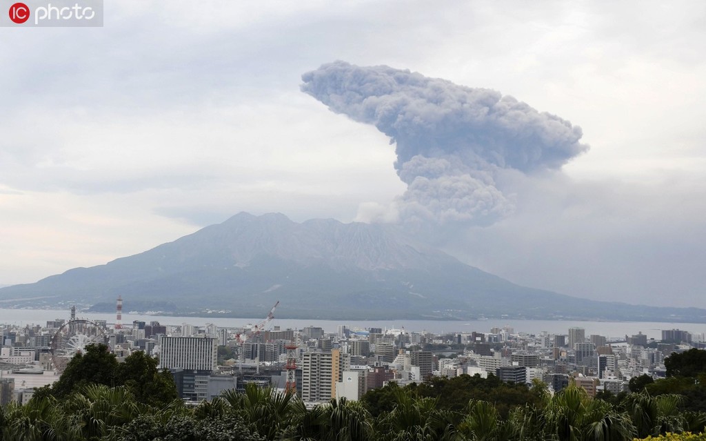 日本樱岛火山剧烈喷发 火山灰喷射高度达5500米【3】