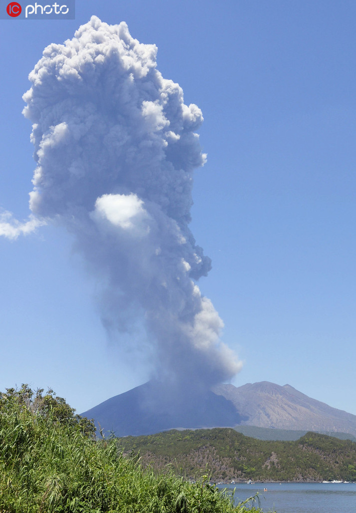 日本樱岛火山剧烈喷发 火山灰喷射高度达5500米【7】