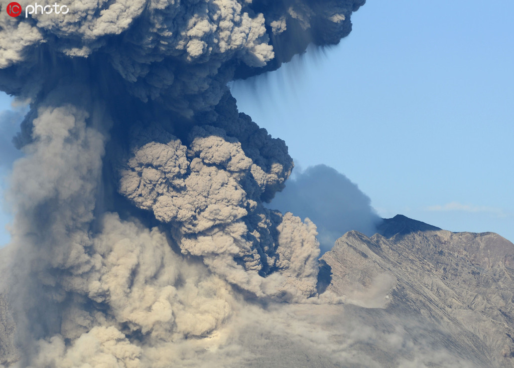 日本樱岛火山剧烈喷发 火山灰喷射高度达5500米【6】