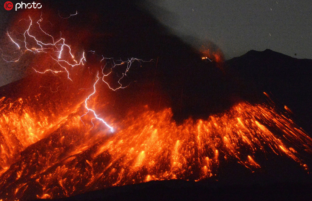 日本樱岛火山剧烈喷发 火山灰喷射高度达5500米【4】