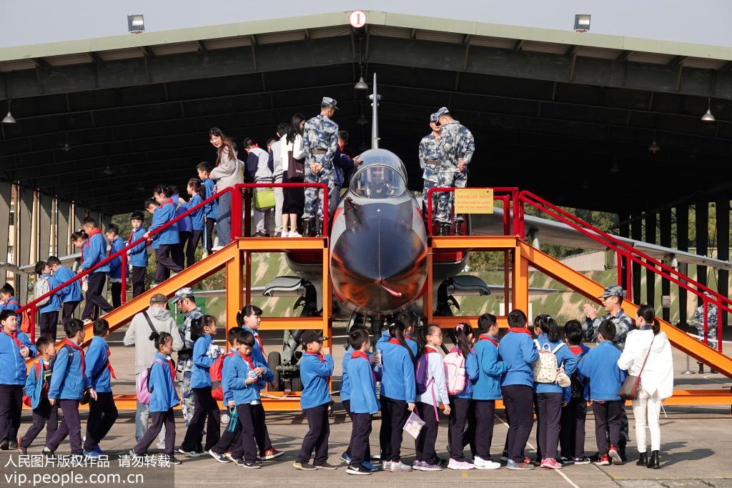 學生們正在排隊參觀空軍現役戰機。