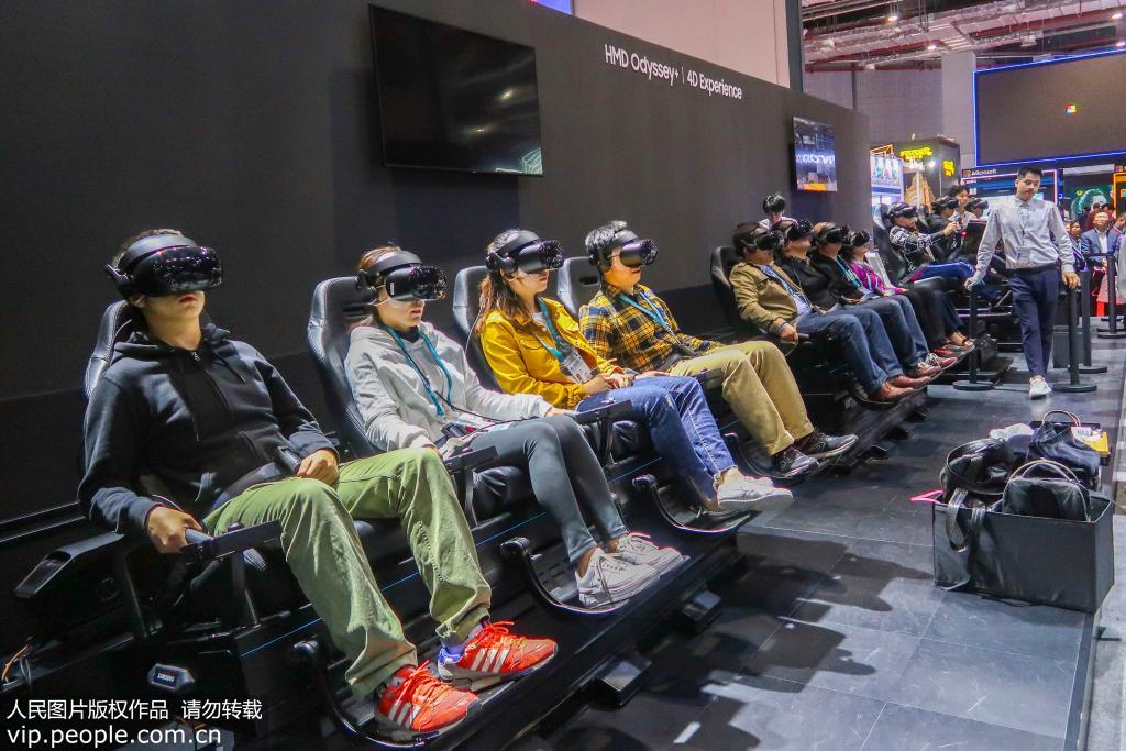11月10日，第二屆中國國際進口博覽會現場，觀眾進行4D體驗。