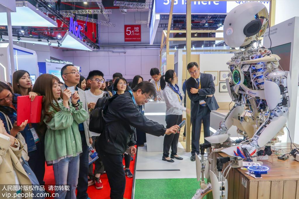 11月10日，第二屆中國國際進口博覽會現場，觀眾圍觀機器人Roboy。