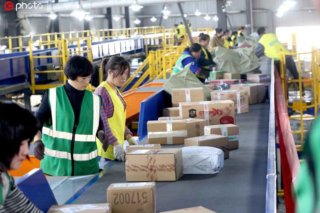 2019年11月12日，江蘇淮安一速遞物流公司的工作人員正在分發快件。