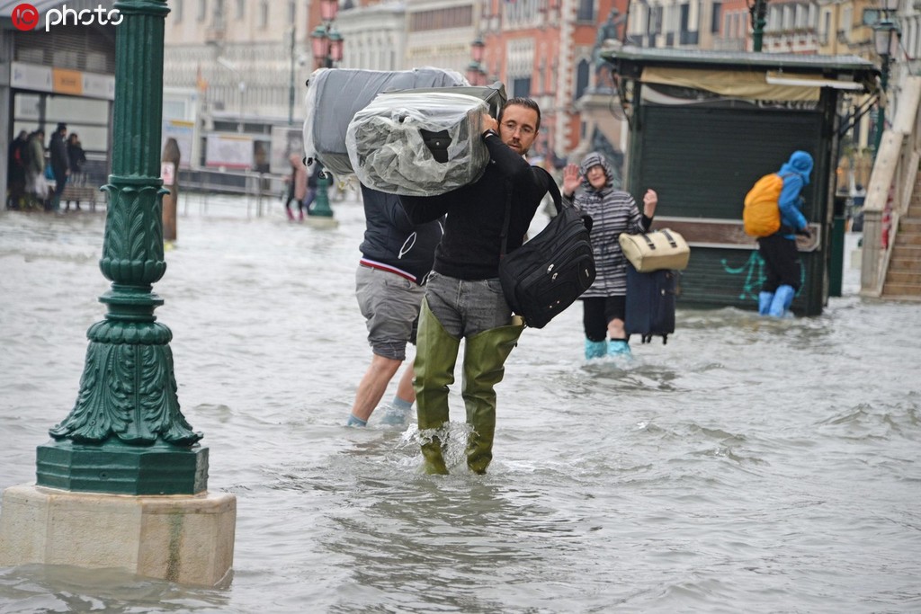 當地時間2019年11月12日，意大利威尼斯，意大利著名的“水上之都”威尼斯本周遭遇到50多年一遇的大潮，洪水淹沒了標志性的聖馬可廣場，85%的街道都被泡在了水下。