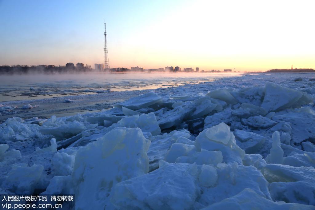 2019年11月14日，流冰期的黑龍江黑河冰河美景開始起霧即將封江。