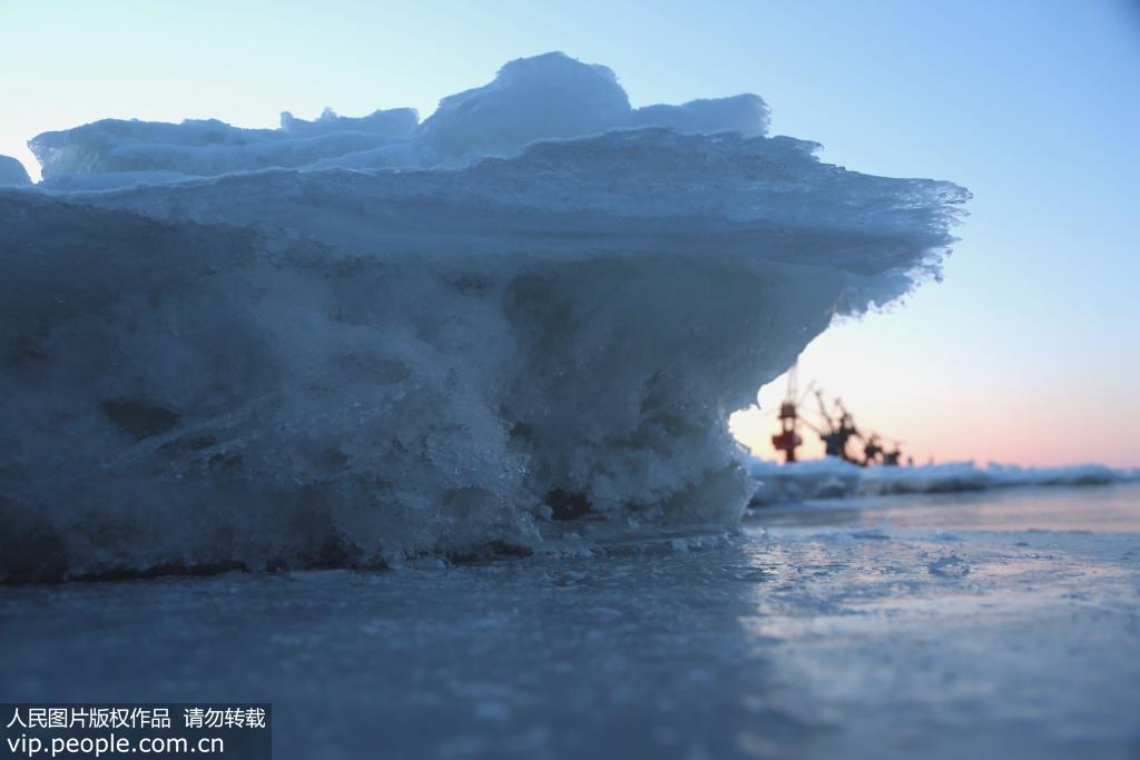 2019年11月14日，流冰期的黑龍江黑河冰河美景開始起霧即將封江。