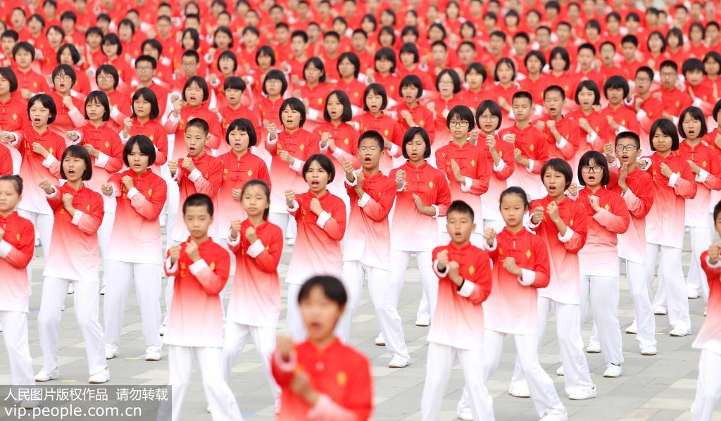 廣東鶴山：萬名中小學生參加詠春拳國家武術段位考評