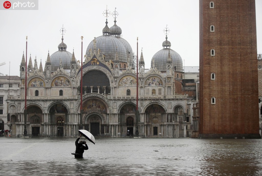 當地時間2019年11月15日，意大利著名的“水上之都”威尼斯遭遇50多年一遇的大潮，洪水淹沒街道，85%的街道都被泡在了水下，聖馬可廣場宣布關閉 。